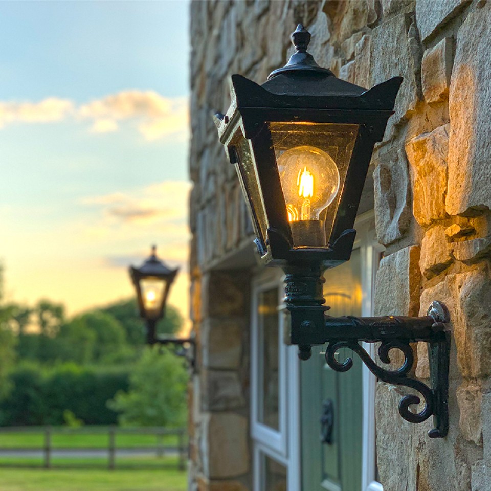 Victorian Outdoor Traditional Wall Light With Decorative Arm Cast Iron 58cm